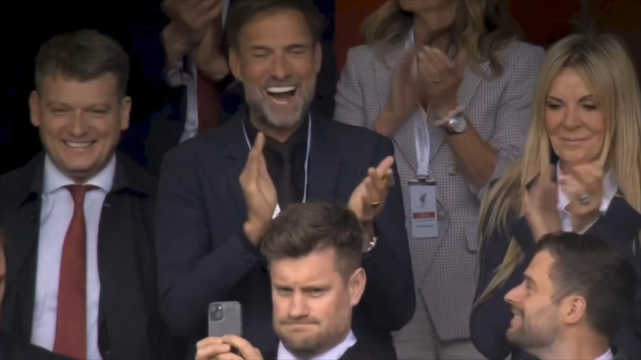 利物浦赛前列队欢迎泰山，尊重对手尽显风度！